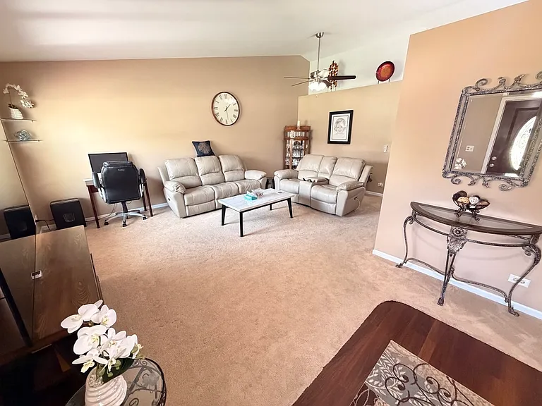 1219 Huntington Dr — Photo 3