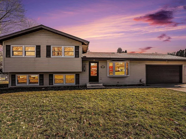 702 S Kinder Dr, Syracuse, IN 46567