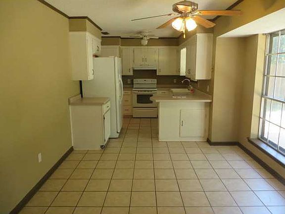 3rd image of 2813 Loriwood Dr