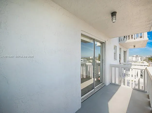 Carlyle Plaza Condo — Photo 2