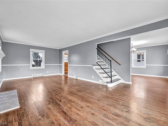 4th image of 300 Russell Ave