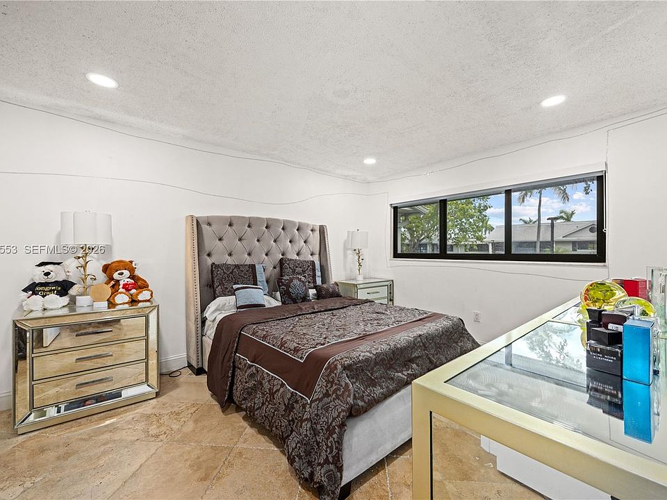 1st image of 917 NE 199th St APT 204