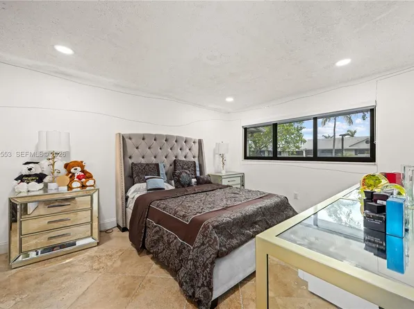 917 NE 199th St APT 204, Miami, FL 33179