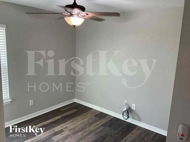 121 Alexandria Cir — Photo 11