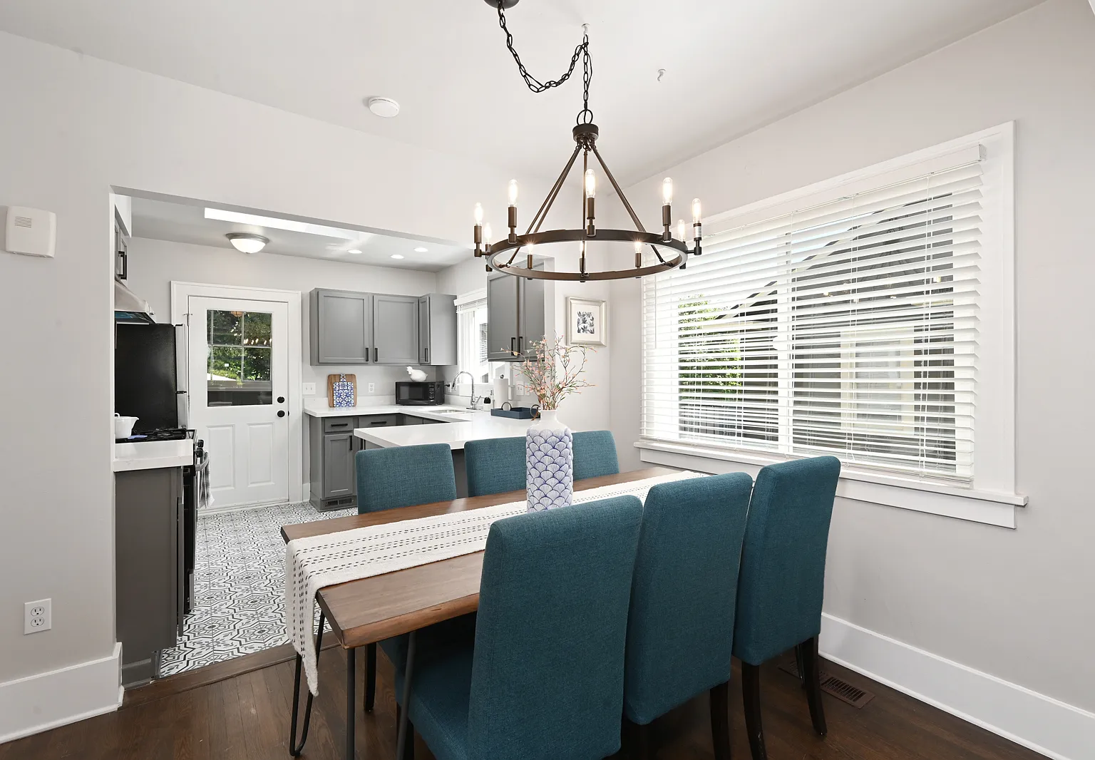 3 bed, 1.5 bath, 1760 sqft, $4,950 — Photo 2