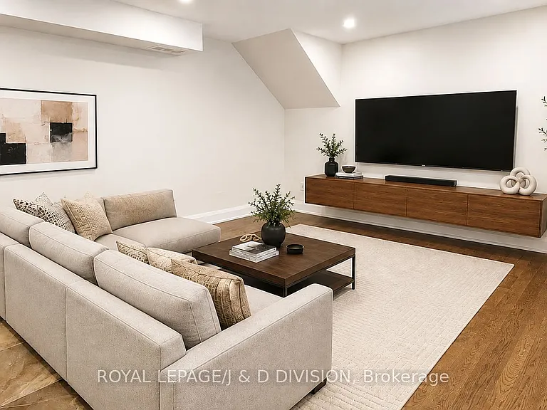 2579 Yonge St #202 — Photo 2