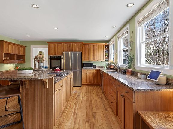 4th image of 9 Fox Hall Road