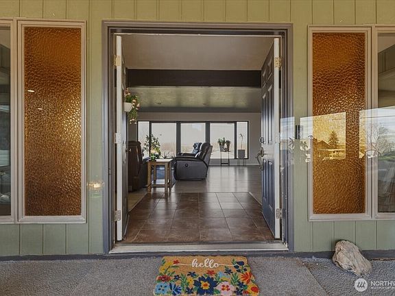 3rd image of 313 SE Trinity Avenue