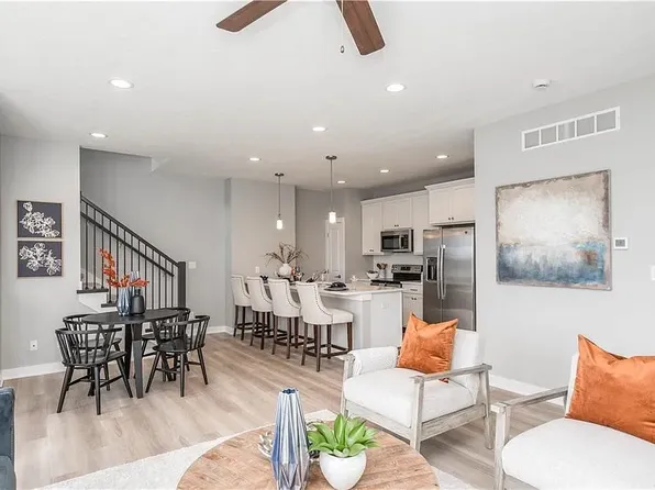 15302 Goldenrod Dr, Urbandale, IA 50323