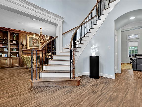 4th image of 31 Golf Links Ct