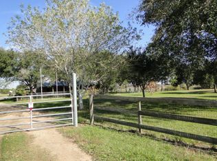 271 Meadowlane Dr, Yoakum, TX 77995