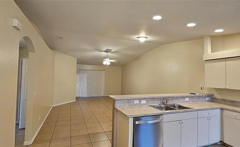 1628 SW Santa Barbara Pl — Photo 3