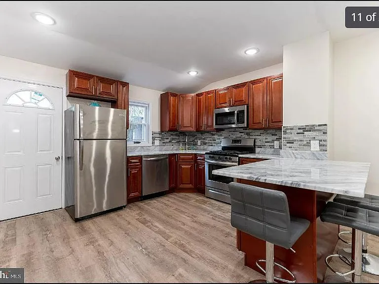 808 Livingston St — Photo 4