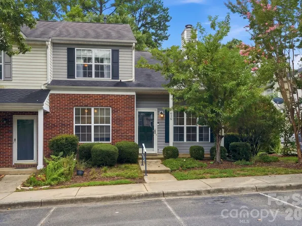 636 Emerald Cove Dr, Charlotte, NC 28262
