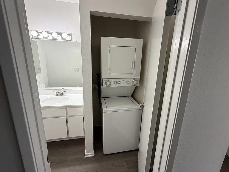Versailles on the Lake Apartments — Photo 69