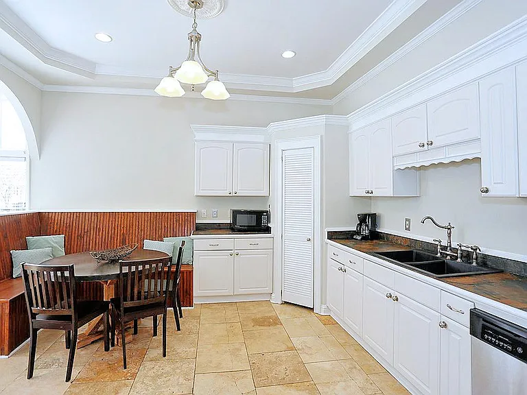 415 E Gordon St — Photo 11