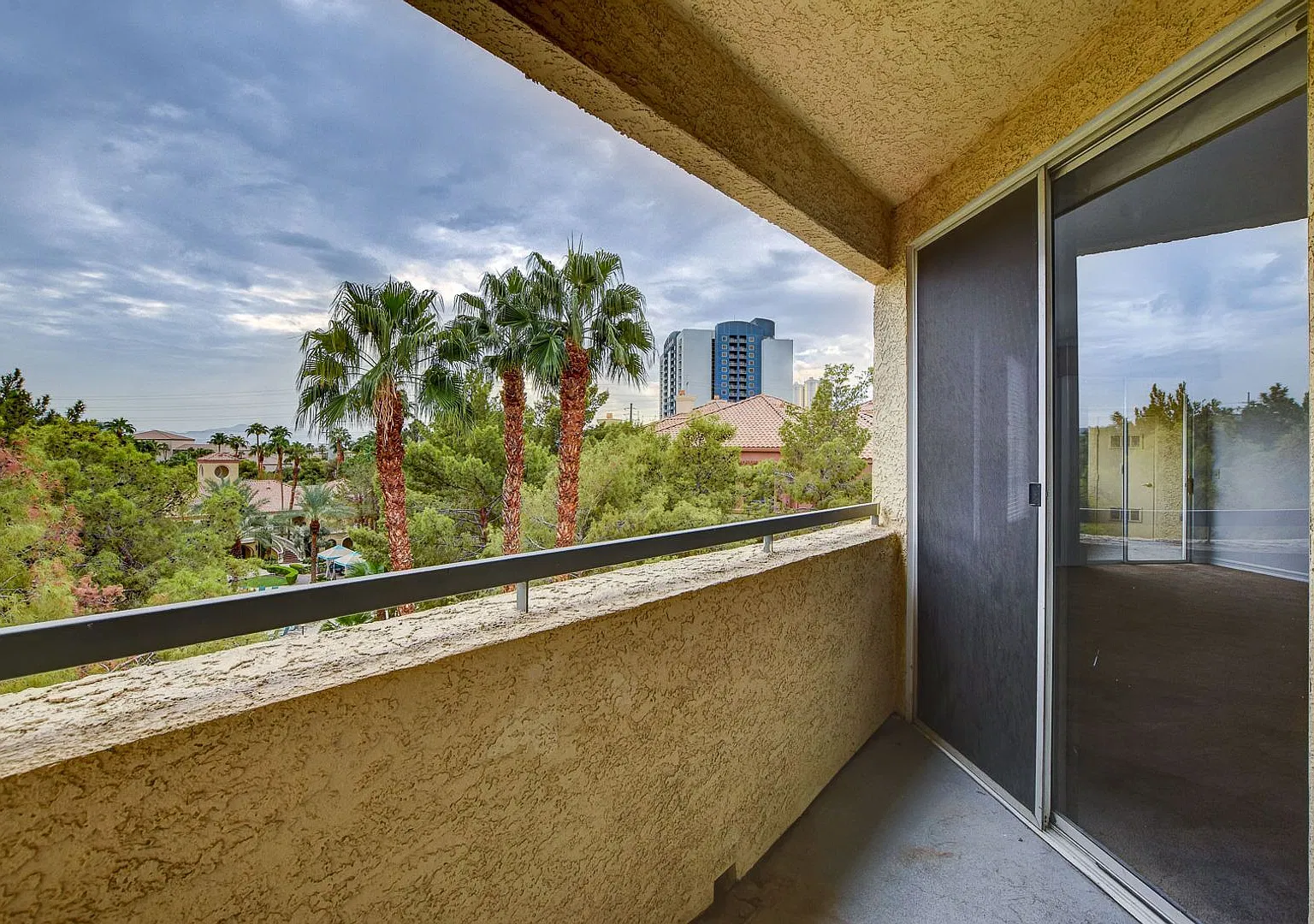 Spacious Penthouse available at the Meridian Private Residences. — Photo 4