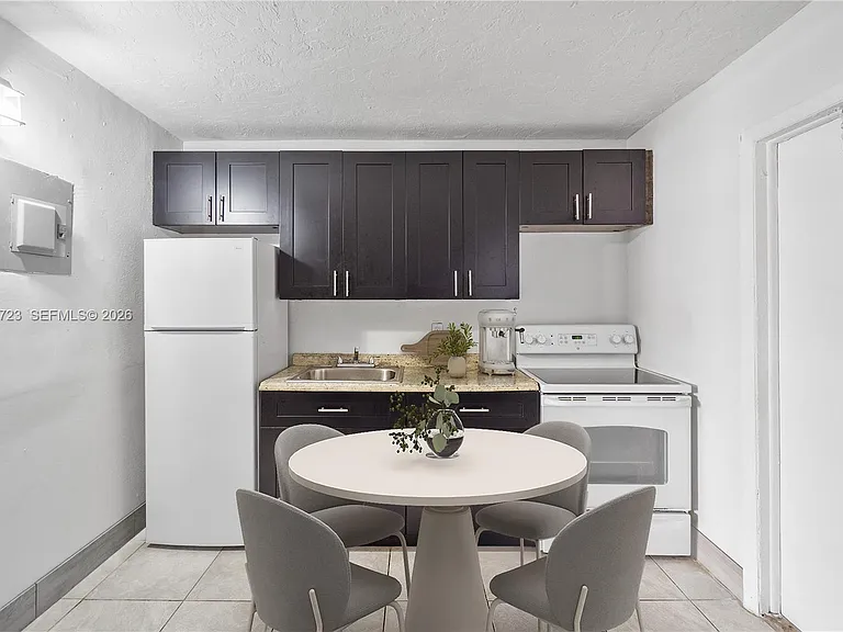 332 SW 3rd St #5 — Photo 5