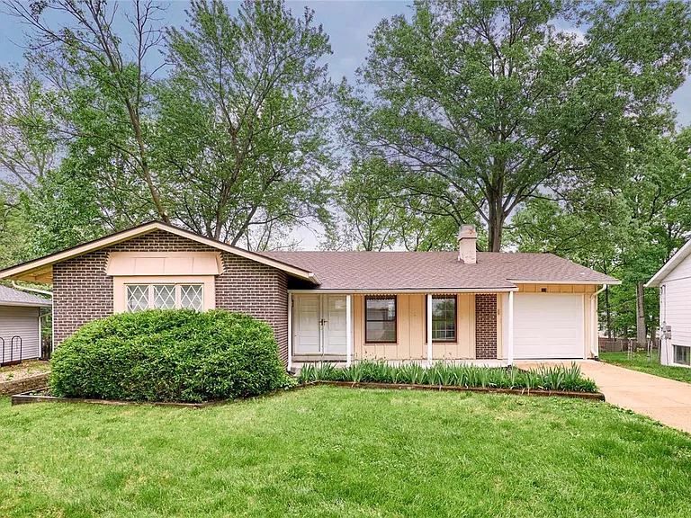 389 Messina Dr — Photo 1