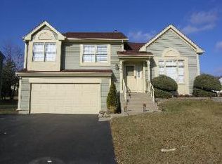 626 Wood Creek Dr, Island Lake, IL