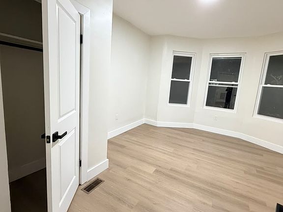 4th image of 546 S 20th St Floor 3