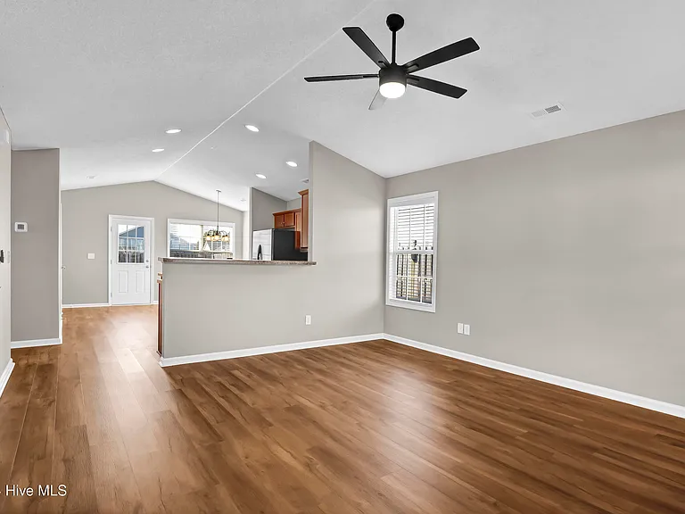 613 Whittle Ct — Photo 8