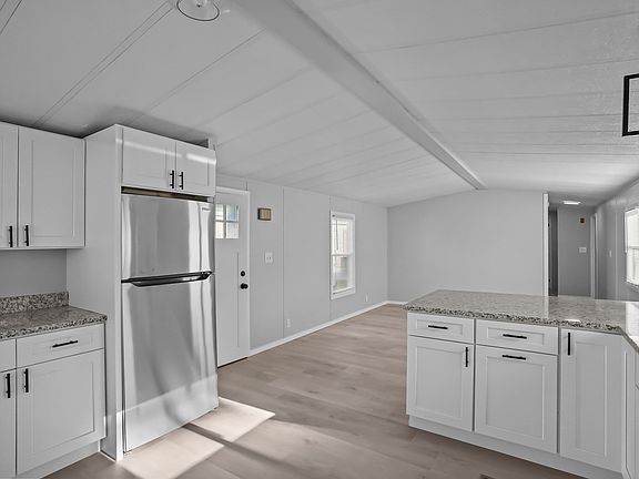 4th image of 548 Kenyon Ave #4