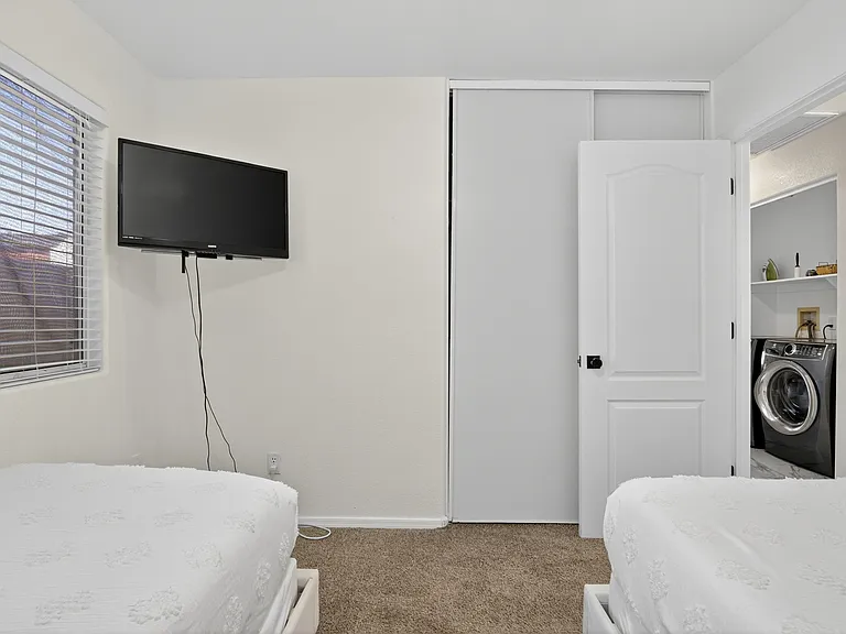 1682 E Kielly Ln — Photo 32