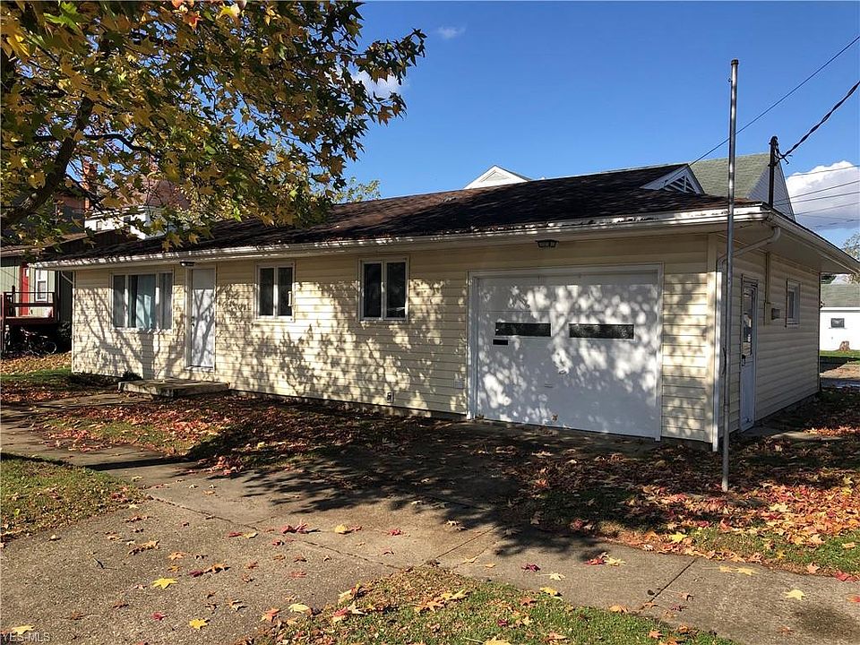 1st image of 415 E 6th St