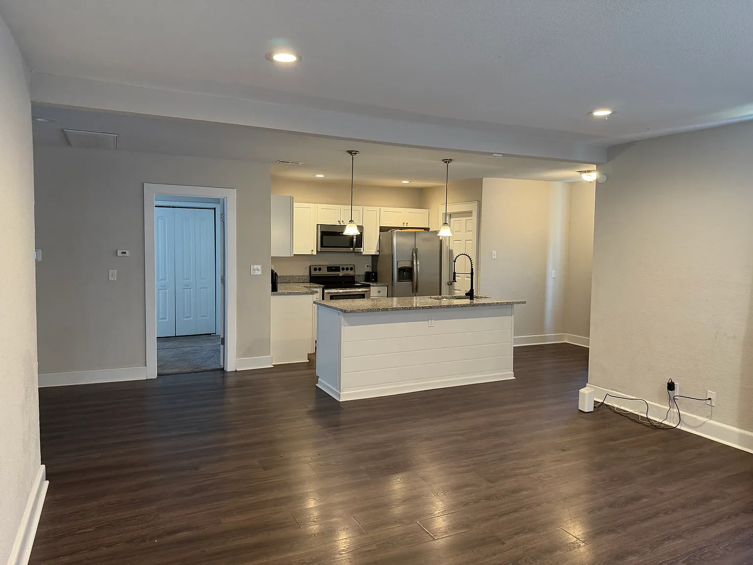 3 bed, 1400 sqft, $2,300 — Photo 2