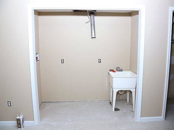 4th image of 414 S Oak St #Townhouse