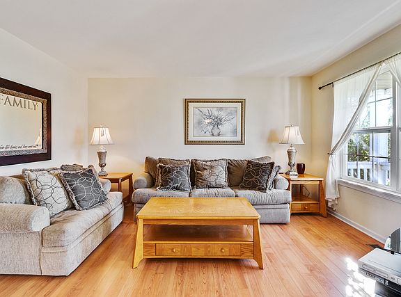 4th image of 725 Trent Ln