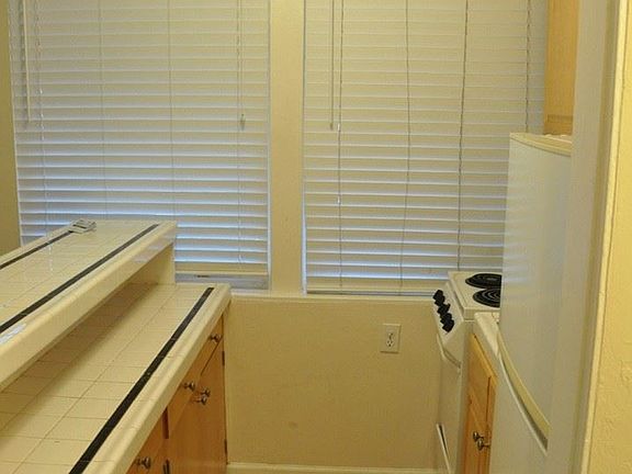 5th image of 3563 6th Ave APT 02