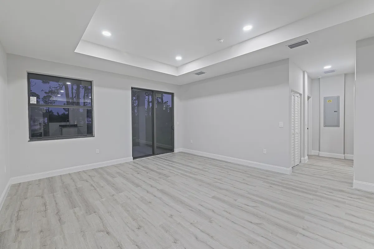 Building Photo - 950 Alcalde St E