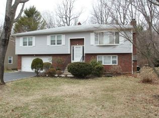39 Woodridge Cir, Trumbull, CT 06611