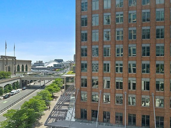 5th image of 133 Seaport Blvd #723