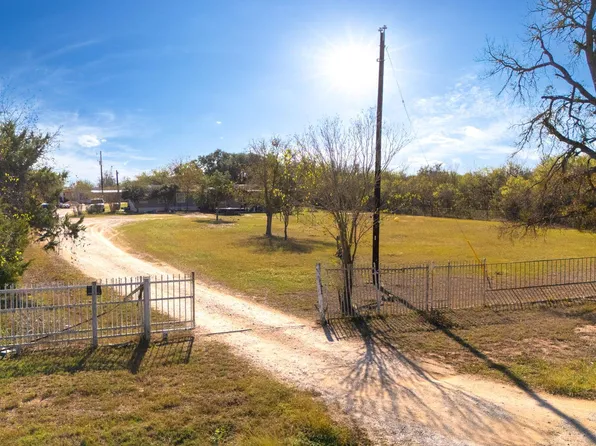 5035 Barth Rd, Lockhart, TX 78644