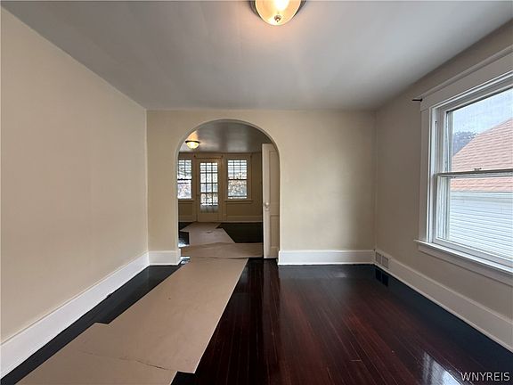 5th image of 63 Wright Ave