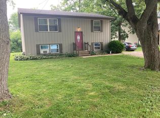 332 Maplewood Dr, McHenry, IL 60051