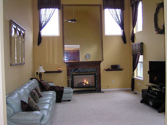 Spacious 2 Story Family Room! 