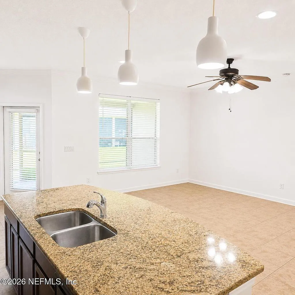 3 bed, 2.5 bath, 1667 sqft, $1,850 — Photo 2