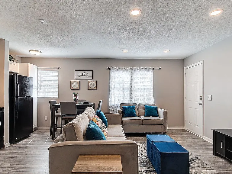 Cambridge Apartments — Photo 12