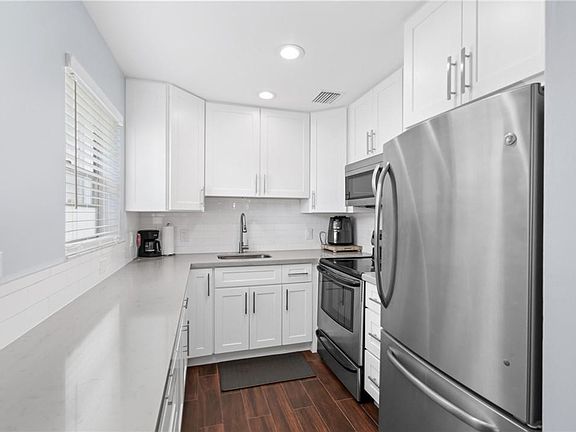 3rd image of 421 Durham #N