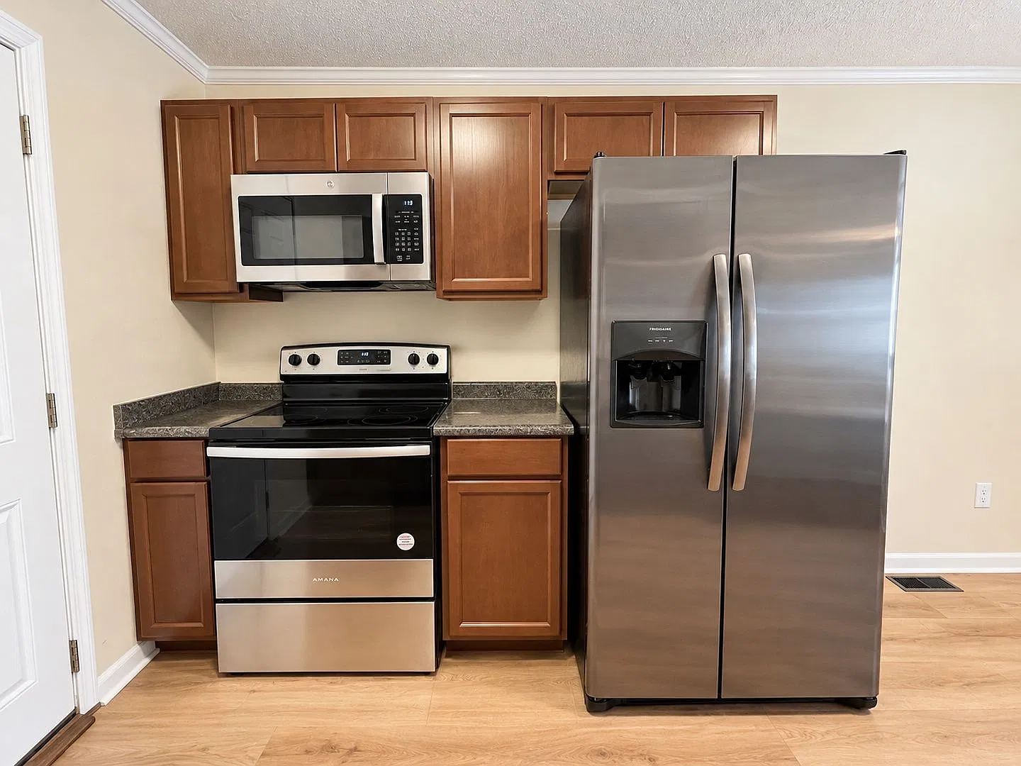 2 bed, 1.0 bath, 814 sqft, $1,050 — Photo 4