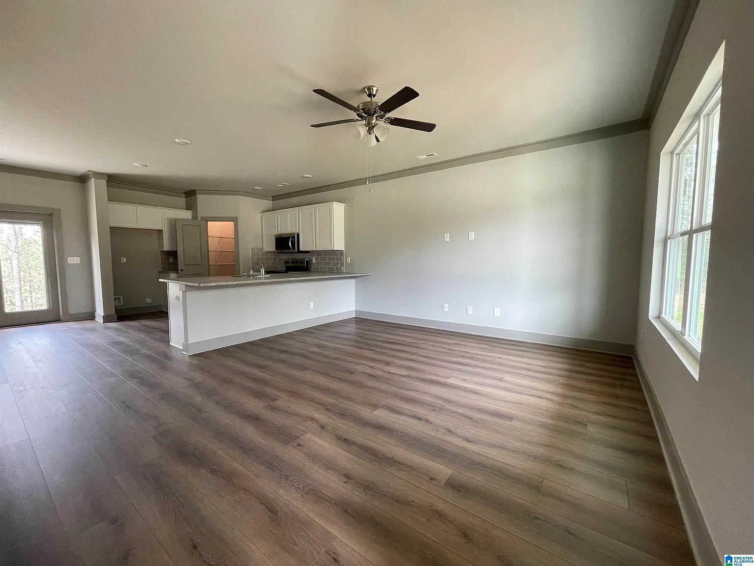 5 bed, 3.0 bath, 2050 sqft, $2,400 — Photo 2