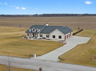 100 Blue Bell Ln, Highland, IL 62249