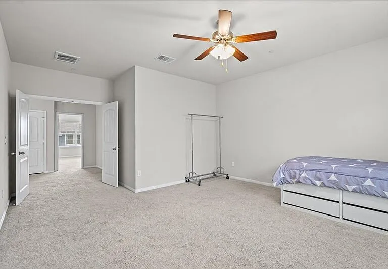 516 E Slaughter Ln — Photo 35