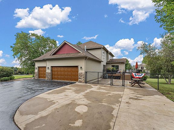 3rd image of 23140 Grandview Way