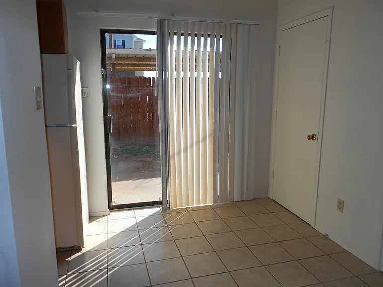 134 N Troy Ave #B — Photo 9