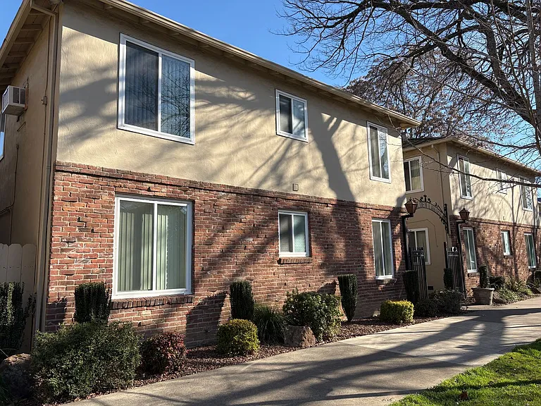 Golden Lantern Apartments — Photo 9